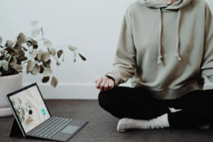 mujer meditando